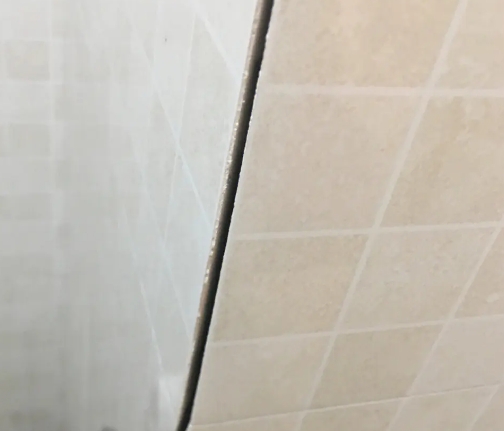 平遥瓷砖空鼓维修公司分享阳台瓷砖脱落的修复过程可以分为以下几个步骤